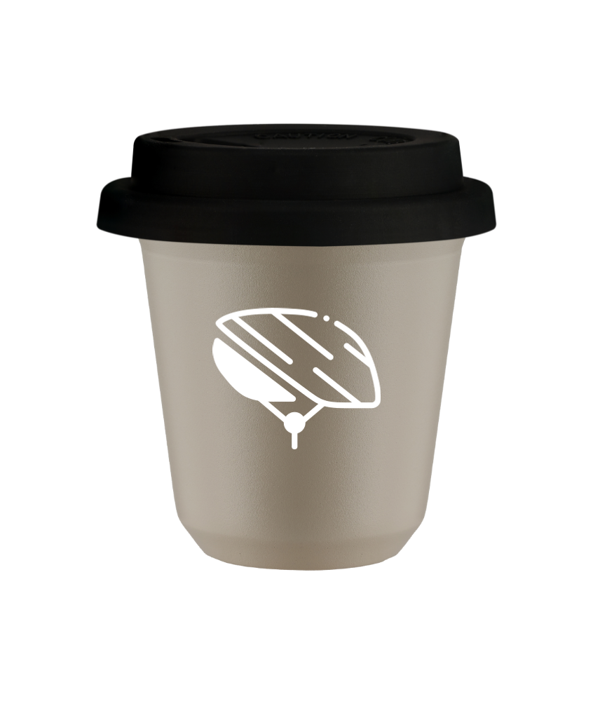 Tasse 150 ml BEIGE "Casque (blanc)", avec couvercle noir Tasse 150 ml BEIGE "Casque (blanc)", avec couvercle noir