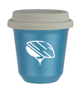 Tasse 80 ml BLEU CLAIR MÉTALLIQUE "Casque (blanc)", avec couvercle blanc Tasse 80 ml BLEU CLAIR MÉTALLIQUE "Casque (blanc)", avec couvercle blanc