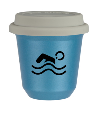 Tasse 150 ml BLEU CLAIR MÉTALLIQUE "Natation", avec couvercle blanc Tasse 150 ml BLEU CLAIR MÉTALLIQUE "Natation", avec couvercle blanc
