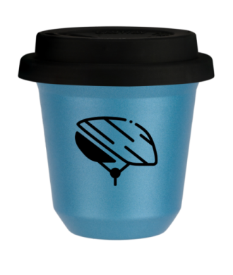 Tasse 150 ml BLEU CLAIR MÉTALLIQUE "Casque", avec couvercle noir Tasse 150 ml BLEU CLAIR MÉTALLIQUE "Casque", avec couvercle noir