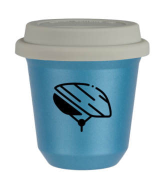 Tasse 150 ml BLEU CLAIR MÉTALLIQUE "Casque (noir)", avec couvercle blanc Tasse 150 ml BLEU CLAIR MÉTALLIQUE "Casque (noir)", avec couvercle blanc