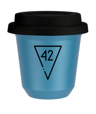 Tasse 150 ml BLEU CLAIR MÉTALLIQUE "42", avec couvercle noir Tasse 150 ml BLEU CLAIR MÉTALLIQUE "42", avec couvercle noir