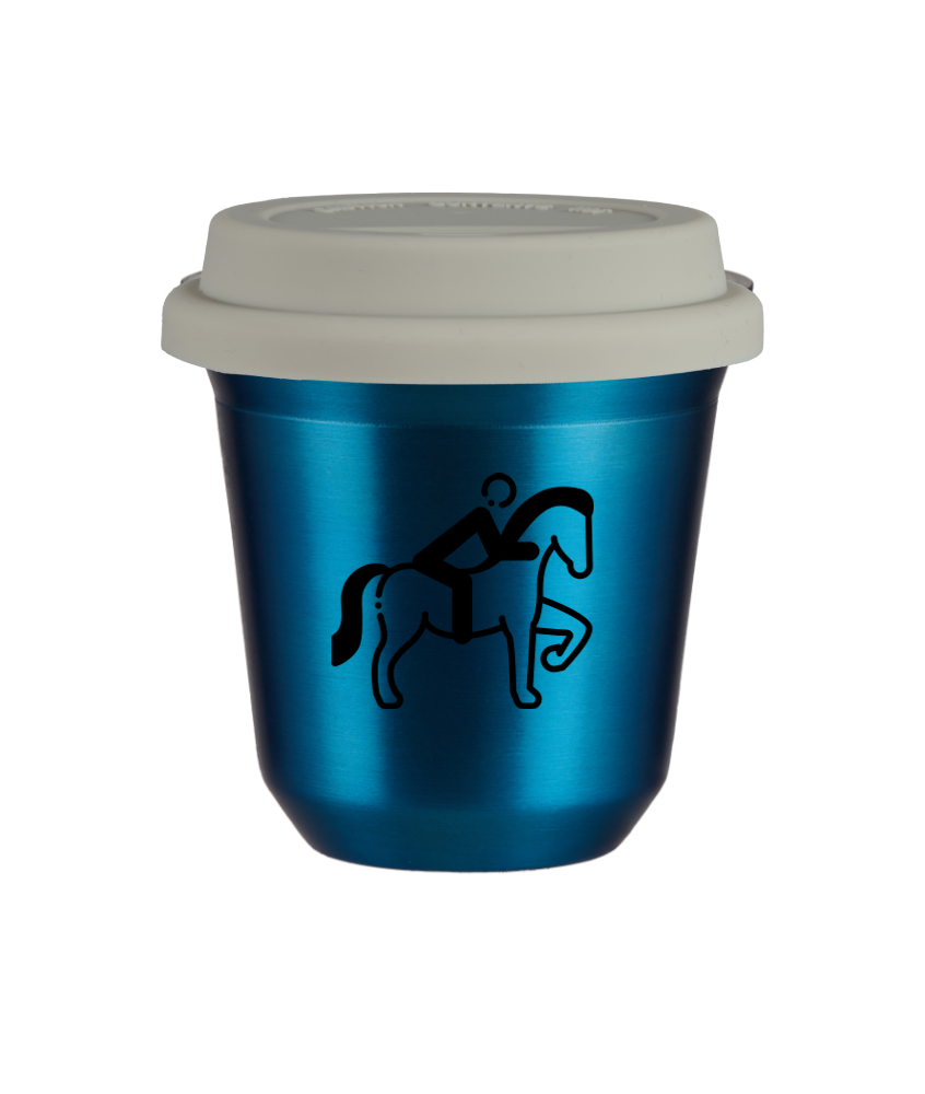 Tasse 240 ml BLEU MÉTALLIQUE "Équitation 2", avec couvercle blanc Tasse 240 ml BLEU MÉTALLIQUE "Équitation 2", avec couvercle blanc