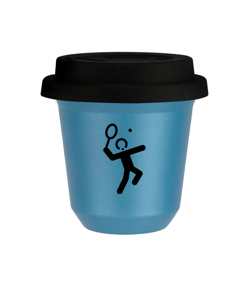 Tasse 240 ml BLEU CLAIR MÉTALLIQUE "Tennis 2", avec couvercle noir Tasse 240 ml BLEU CLAIR MÉTALLIQUE "Tennis 2", avec couvercle noir