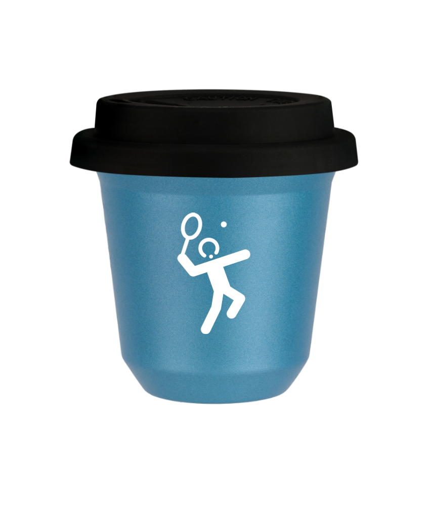 Tasse 240 ml BLEU CLAIR MÉTALLIQUE "Tennis 2 (blanc)", avec couvercle noir Tasse 240 ml BLEU CLAIR MÉTALLIQUE "Tennis 2 (blanc)", avec couvercle noir