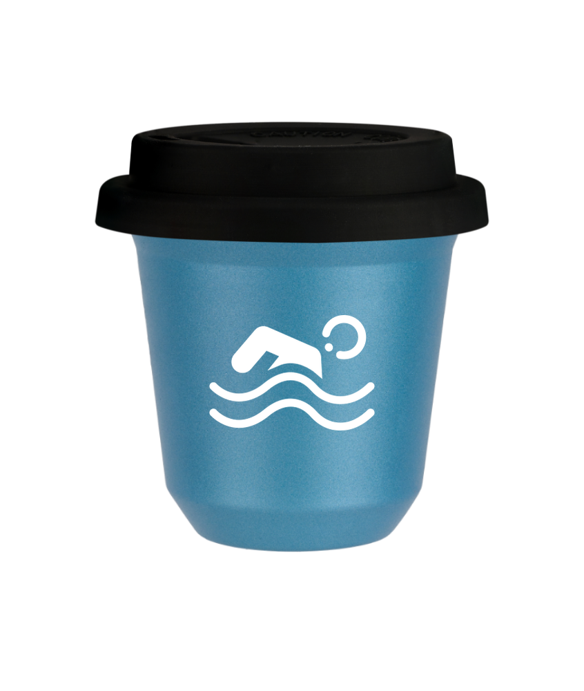 Tasse 240 ml BLEU CLAIR MÉTALLIQUE "Natation (blanc)", avec couvercle noir Tasse 240 ml BLEU CLAIR MÉTALLIQUE "Natation (blanc)", avec couvercle noir