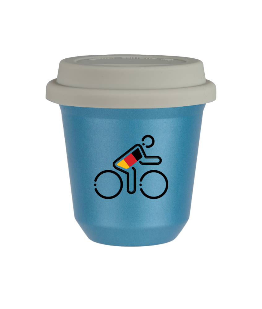 Tasse 240 ml BLEU CLAIR MÉTALLIQUE "Cycliste aux couleurs allemandes", avec couvercle blanc Tasse 240 ml BLEU CLAIR MÉTALLIQUE "Cycliste aux couleurs allemandes", avec couvercle blanc