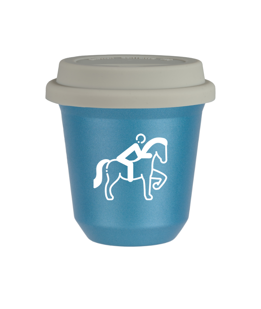 Tasse 240 ml BLEU CLAIR MÉTALLIQUE "Équitation 2 (blanc)", avec couvercle blanc Tasse 240 ml BLEU CLAIR MÉTALLIQUE "Équitation 2 (blanc)", avec couvercle blanc