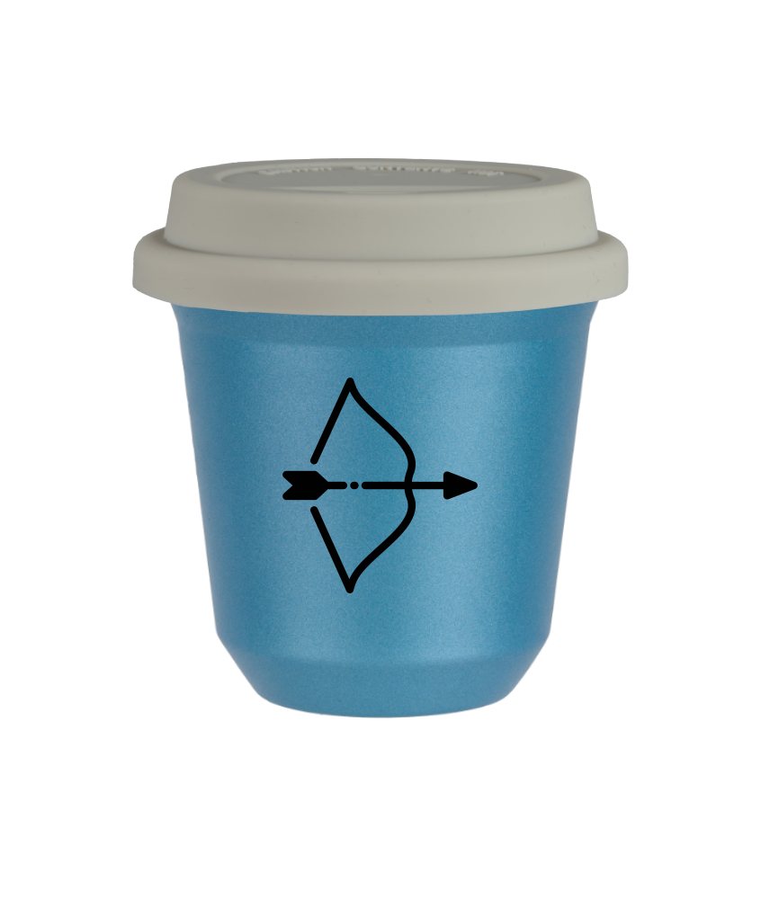 Tasse 150 ml BLEU CLAIR MÉTALLIQUE "Sagittaire", avec couvercle blanc Tasse 150 ml BLEU CLAIR MÉTALLIQUE "Sagittaire", avec couvercle blanc