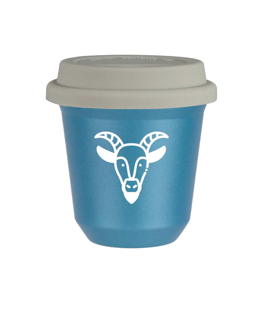 Tasse 240 ml BLEU CLAIR MÉTALLIQUE "Capricorne (blanc)", avec couvercle blanc Tasse 240 ml BLEU CLAIR MÉTALLIQUE "Capricorne (blanc)", avec couvercle blanc
