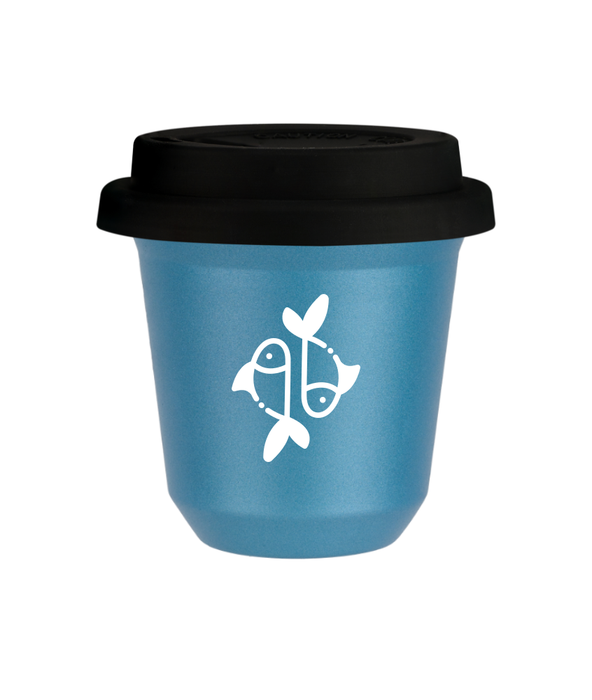 Tasse 240 ml BLEU CLAIR MÉTALLIQUE "Poissons (blanc)", avec couvercle noir Tasse 240 ml BLEU CLAIR MÉTALLIQUE "Poissons (blanc)", avec couvercle noir