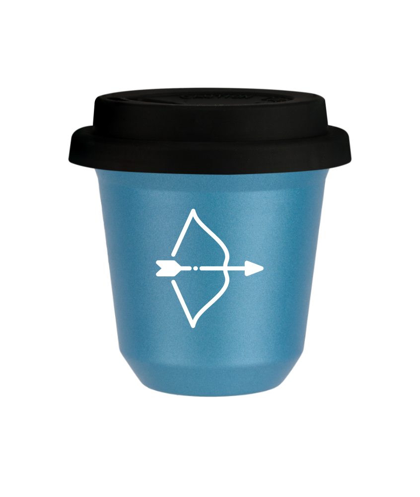 Tasse 240 ml BLEU CLAIR MÉTALLIQUE "Sagittaire (blanc)", avec couvercle noir Tasse 240 ml BLEU CLAIR MÉTALLIQUE "Sagittaire (blanc)", avec couvercle noir