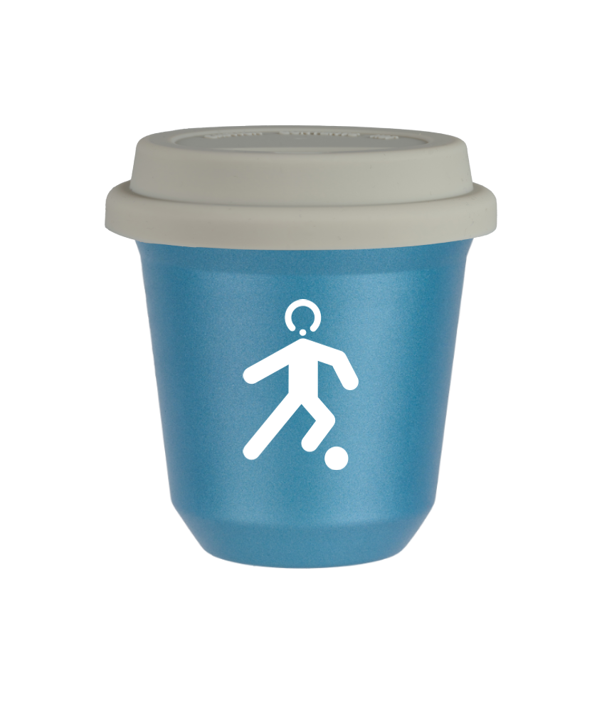 Tasse 240 ml BLEU CLAIR MÉTALLIQUE "Football (blanc)", avec couvercle blanc Tasse 240 ml BLEU CLAIR MÉTALLIQUE "Football (blanc)", avec couvercle blanc