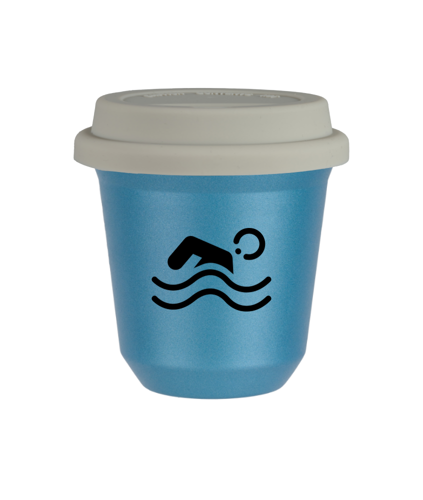 Tasse 240 ml BLEU CLAIR MÉTALLIQUE "Natation", avec couvercle blanc Tasse 240 ml BLEU CLAIR MÉTALLIQUE "Natation", avec couvercle blanc