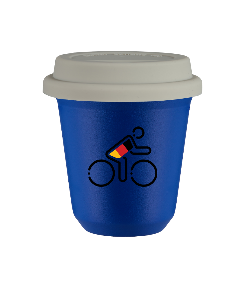 Tasse 240 ml BLEU "Cycliste aux couleurs allemandes (noir)", avec couvercle blanc Tasse 240 ml BLEU "Cycliste aux couleurs allemandes (noir)", avec couvercle blanc