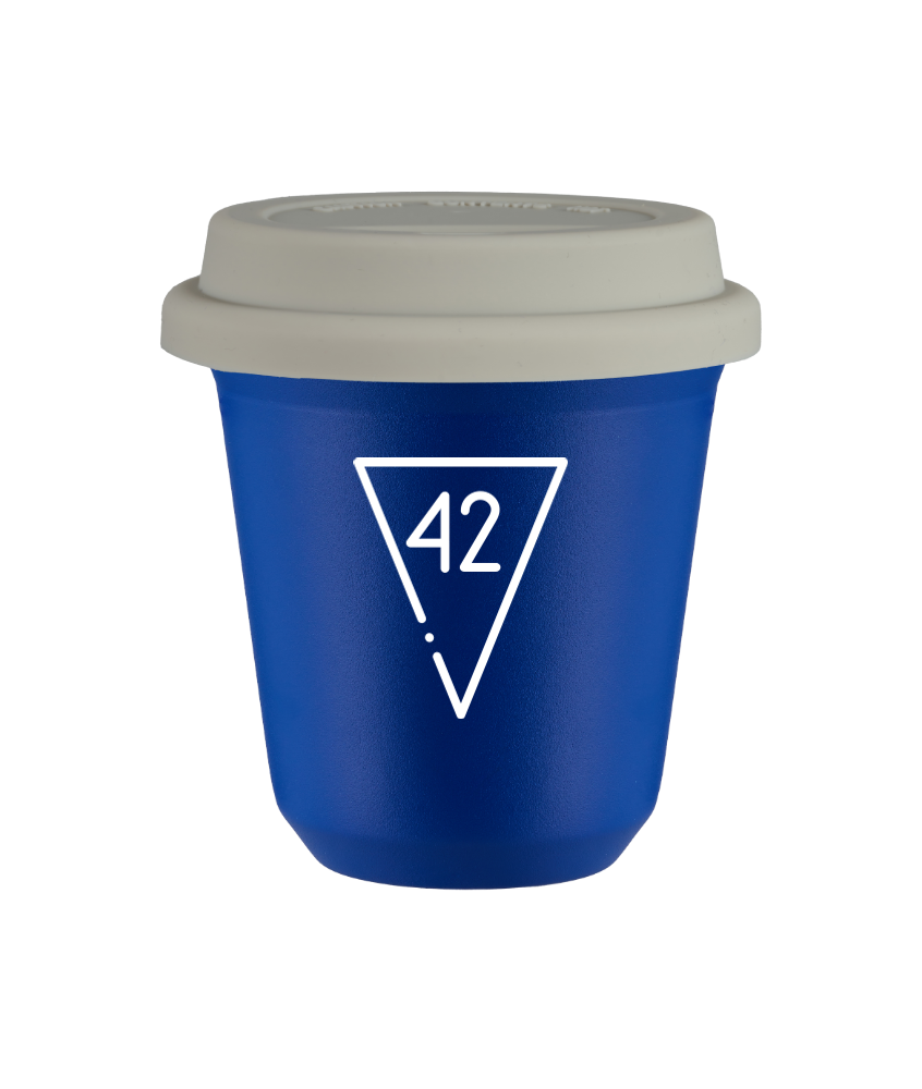 Tasse 240 ml BLEU "42 (blanc)", avec couvercle blanc Tasse 240 ml BLEU "42 (blanc)", avec couvercle blanc