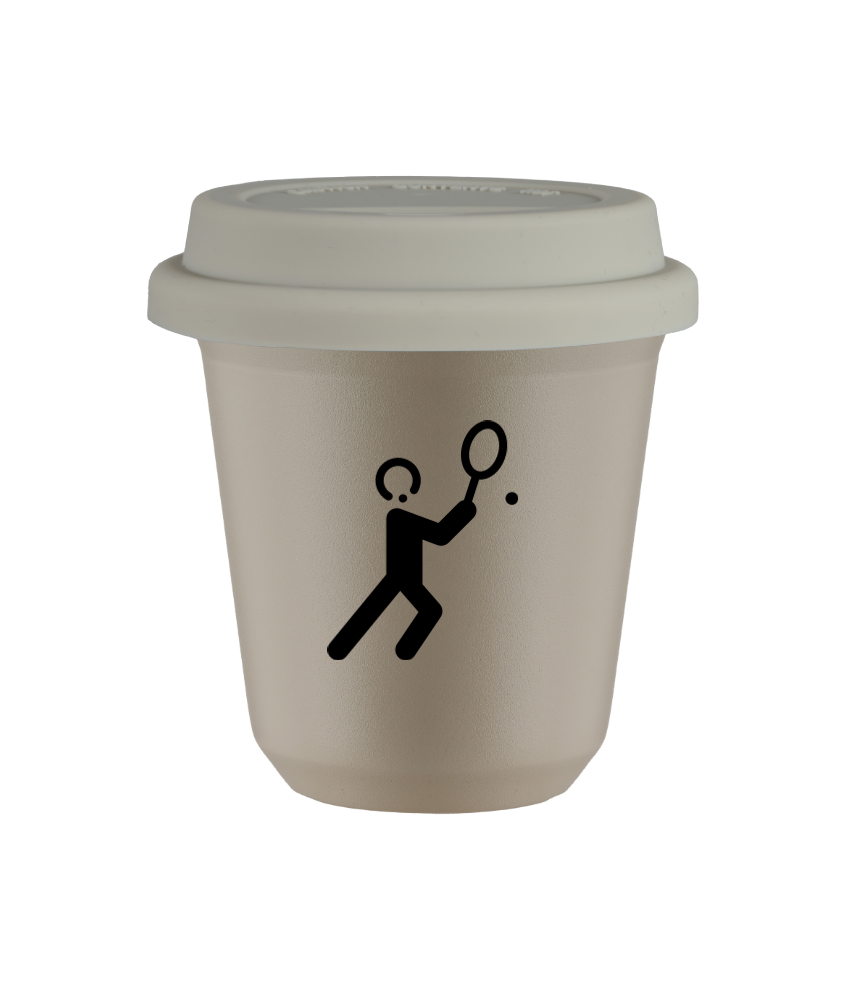 Tasse 240 ml BEIGE "Tennis 1 (noir)", avec couvercle blanc Tasse 240 ml BEIGE "Tennis 1 (noir)", avec couvercle blanc