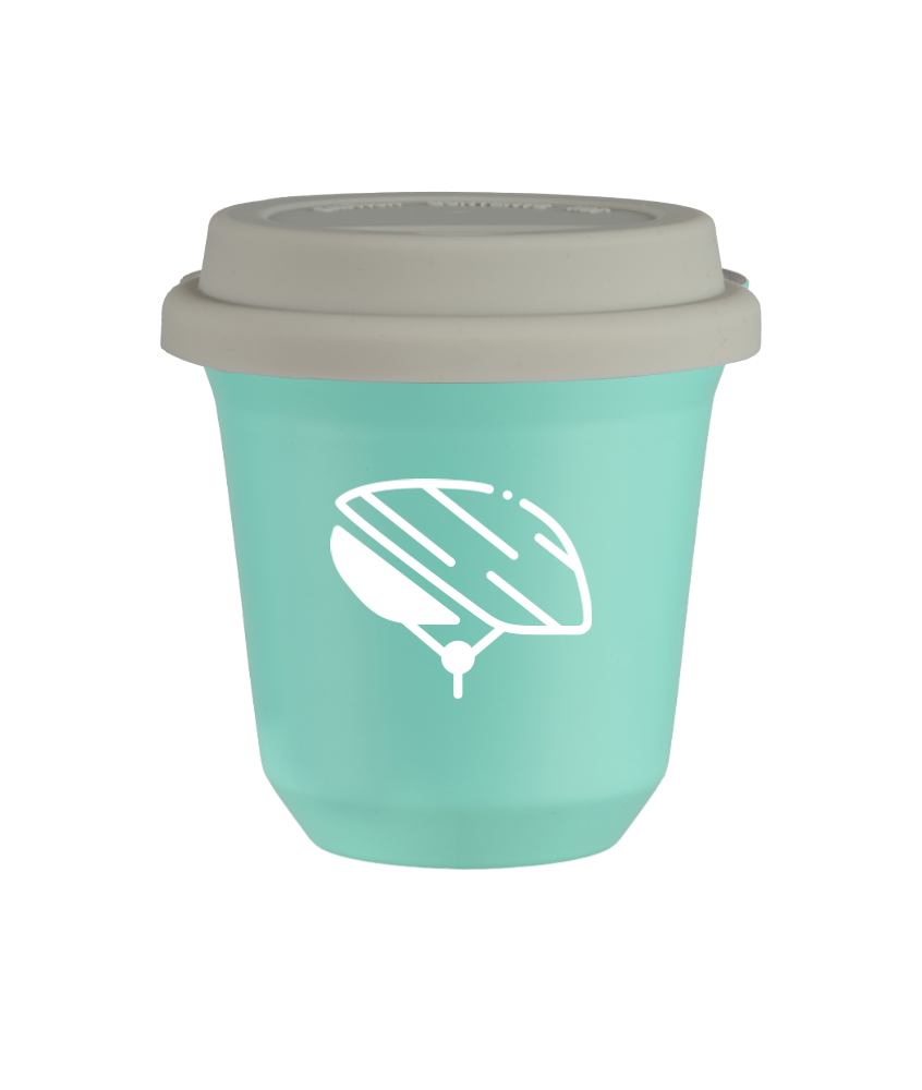 Tasse 150 ml TURQUOISE "Casque (blanc)", avec couvercle blanc