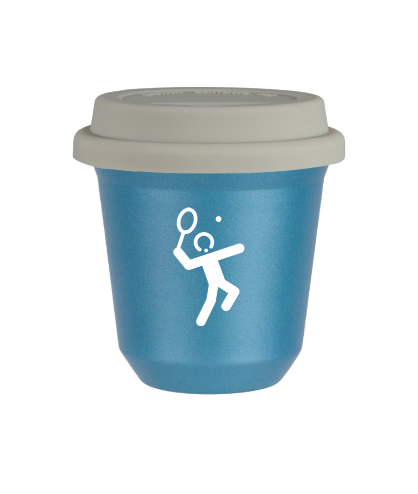 Tasse 150 ml BLEU CLAIR MÉTALLIQUE "Tennis 2 (blanc)", avec couvercle blanc
