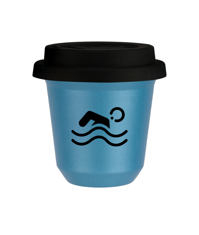 Tasse 150 ml BLEU CLAIR MÉTALLIQUE "Natation", avec couvercle noir