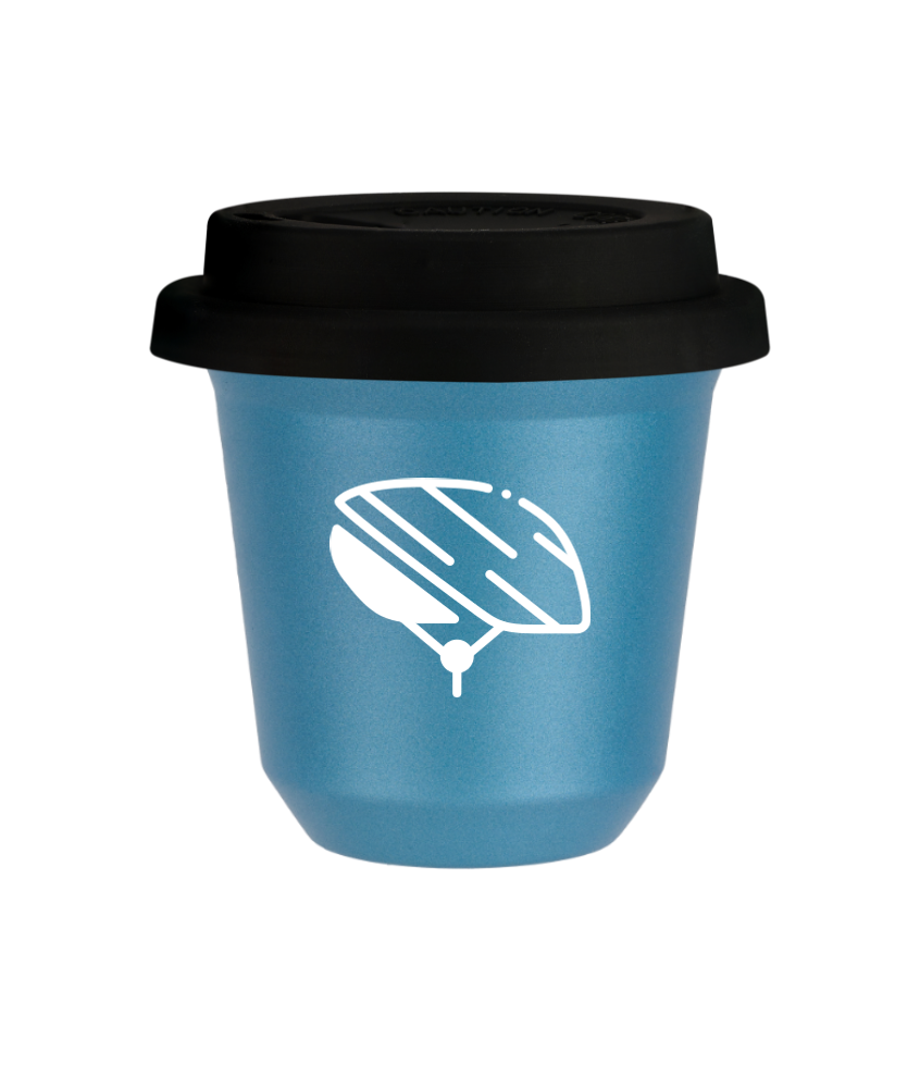 Tasse 150 ml BLEU CLAIR MÉTALLIQUE "Casque (blanc)", avec couvercle noir