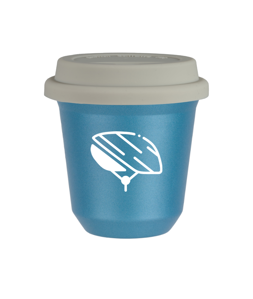 Tasse 150 ml BLEU CLAIR MÉTALLIQUE "Casque (blanc)", avec couvercle blanc