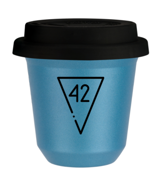Tasse 150 ml BLEU CLAIR MÉTALLIQUE "42", avec couvercle noir Tasse 150 ml BLEU CLAIR MÉTALLIQUE "42", avec couvercle noir