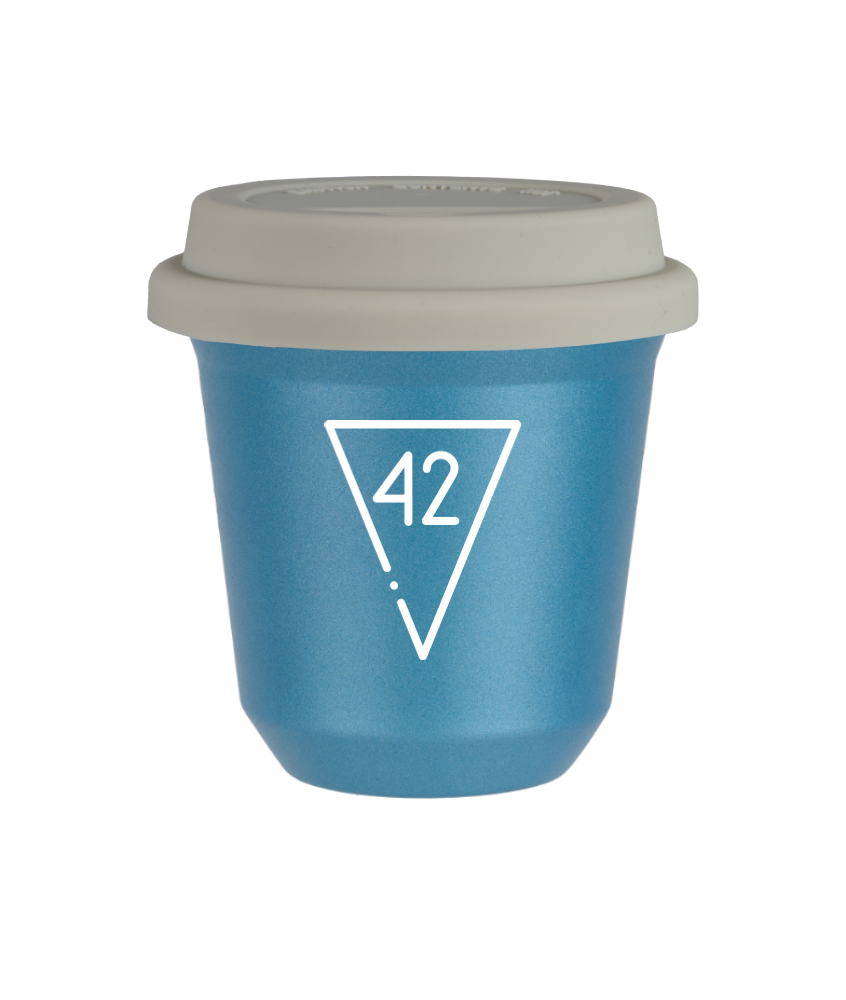 Tasse 150 ml BLEU CLAIR MÉTALLIQUE "42 (blanc)", avec couvercle blanc