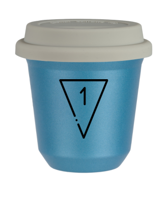 Tasse 150 ml BLEU CLAIR MÉTALLIQUE "1", avec couvercle blanc Tasse 150 ml BLEU CLAIR MÉTALLIQUE "1", avec couvercle blanc